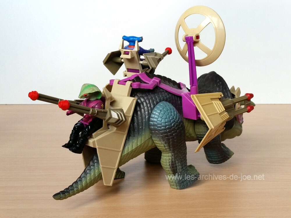 Dino-Riders Tricératops avec Hammerhead et Sidewinder - version beige