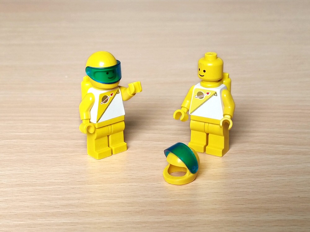 Lego Espace Futuron 6932 Stardefender 200 - minifigs